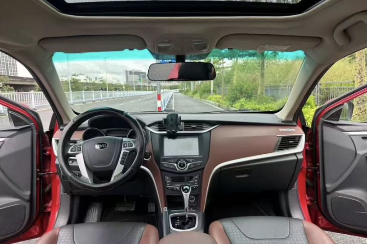 Used BYD G5 2014 1.5TID Automatic Prestige Model Interior 2