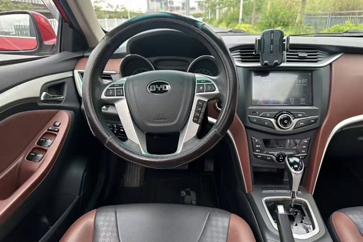 Used BYD G5 2014 1.5TID Automatic Prestige Model Interior 3