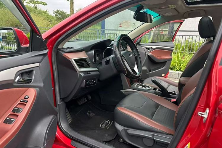 Used BYD G5 2014 1.5TID Automatic Prestige Model Interior 6