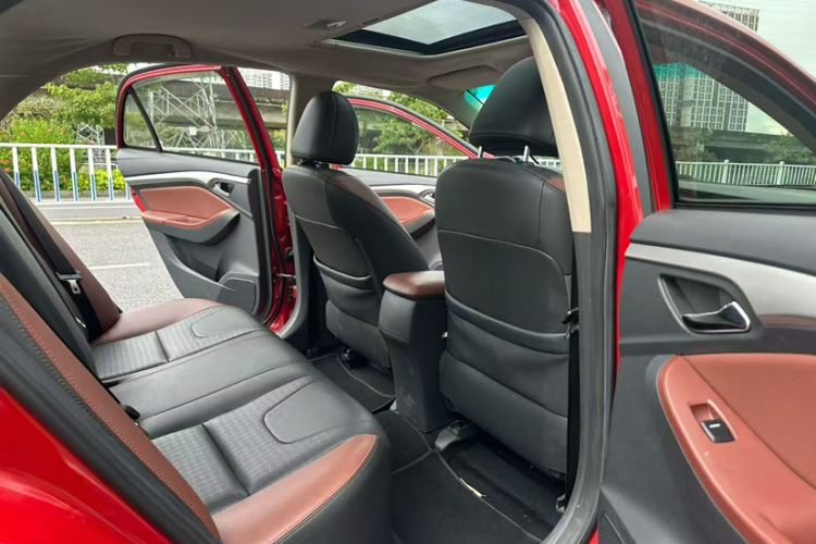 Used BYD G5 2014 1.5TID Automatic Prestige Model Interior 7