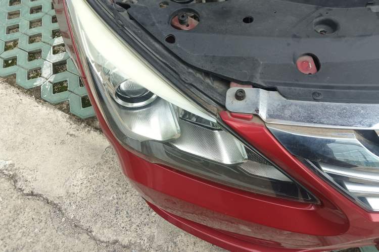 Used BYD G5 2014 1.5TI Manual Flagship Edition Right Front Headlight