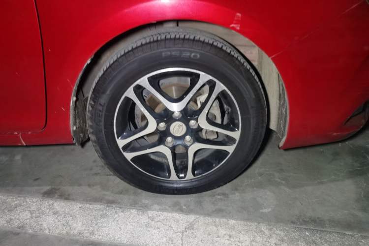 Used BYD G5 2014 1.5TID Automatic Prestige Model Right Front Wheel Hub
