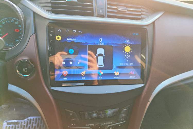Used BYD G5 2014 1.5TI Manual Luxury Edition Audio And AC Panel