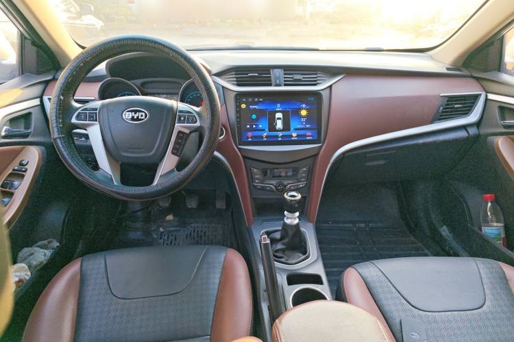 Used BYD G5 2014 1.5TI Manual Luxury Edition Center Console