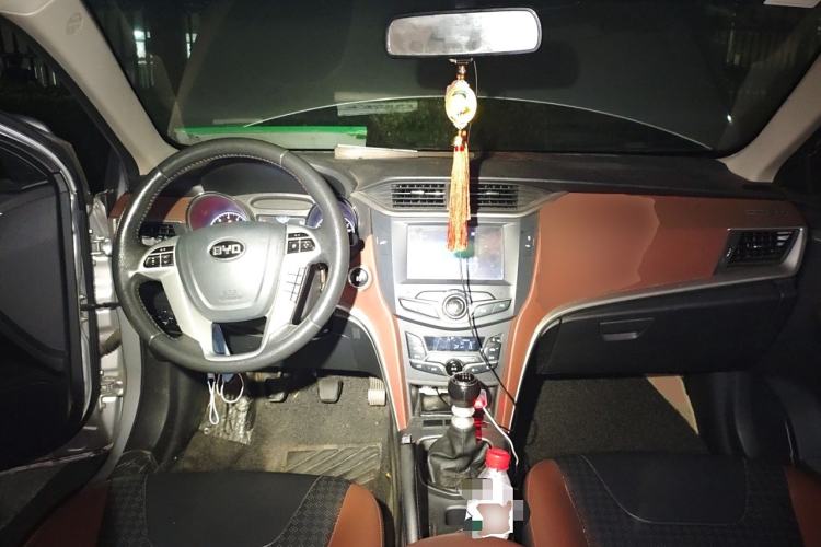 Used BYD G5 2014 1.5TI Manual Luxury Edition Center Console