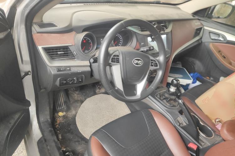 Used BYD G5 2014 1.5TI Manual Luxury Edition Center Console