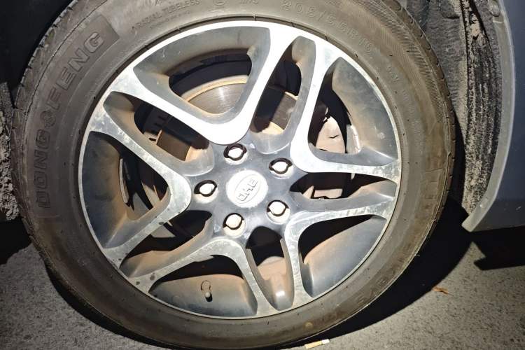 Used BYD G5 2014 1.5TI Manual Luxury Edition Right Front Wheel Hub
