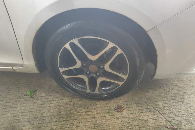 Used BYD G5 2014 1.5TI Manual Luxury Edition Right Front Wheel Hub
