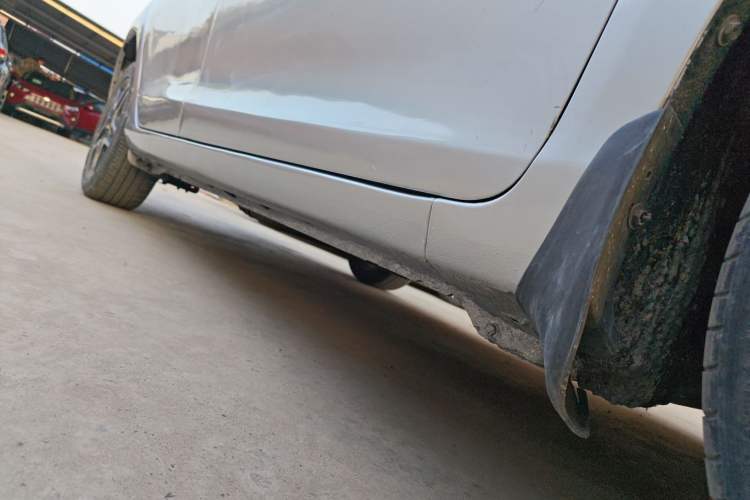Used BYD G5 2014 1.5TI Manual Luxury Edition Right Side Sill