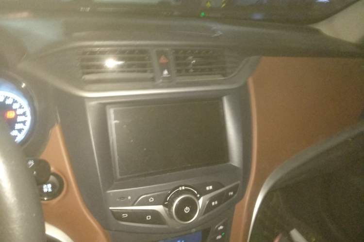 Used BYD G5 2014 1.5TID Automatic Prestige Model Audio And AC Panel