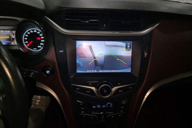 Used BYD G5 2014 1.5TID Automatic Prestige Model Audio And AC Panel