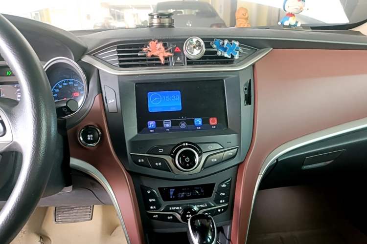 Used BYD G5 2014 1.5TID Automatic Prestige Model Audio And AC Panel