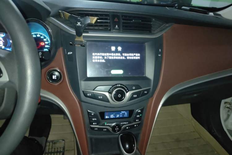 Used BYD G5 2014 1.5TID Automatic Prestige Model Audio And AC Panel