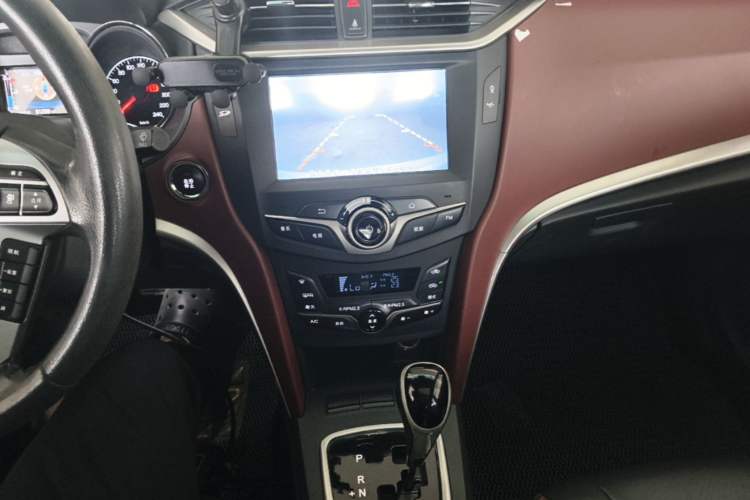 Used BYD G5 2014 1.5TID Automatic Prestige Model Audio And AC Panel