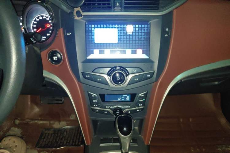 Used BYD G5 2014 1.5TID Automatic Prestige Model Audio And AC Panel