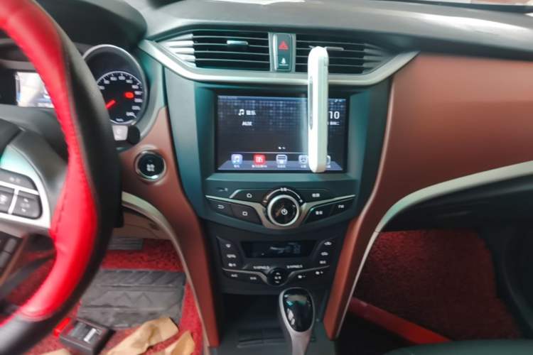 Used BYD G5 2014 1.5TID Automatic Prestige Model Audio And AC Panel