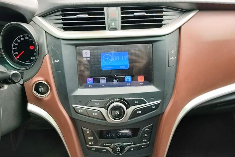 Used BYD G5 2014 1.5TID Automatic Prestige Model Audio And AC Panel