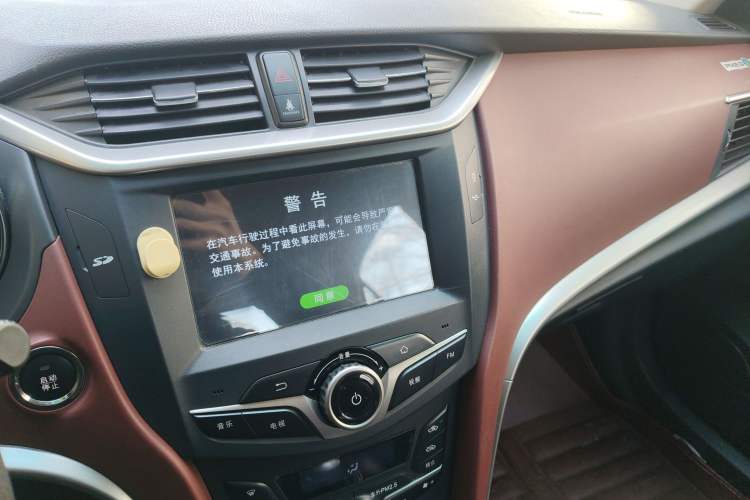 Used BYD G5 2014 1.5TI Manual Luxury Edition Audio And AC Panel