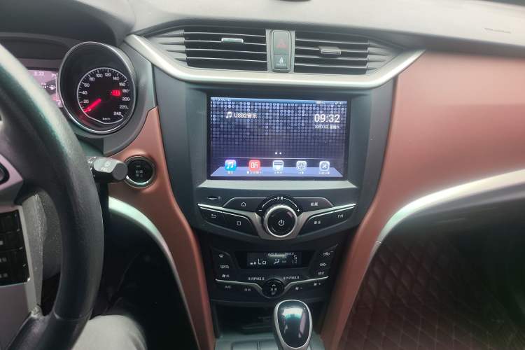 Used BYD G5 2014 1.5TID Automatic Prestige Model Audio And AC Panel
