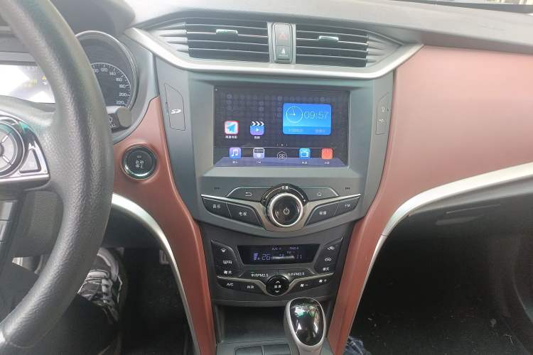 Used BYD G5 2014 1.5TID Automatic Flagship Model Audio And AC Panel