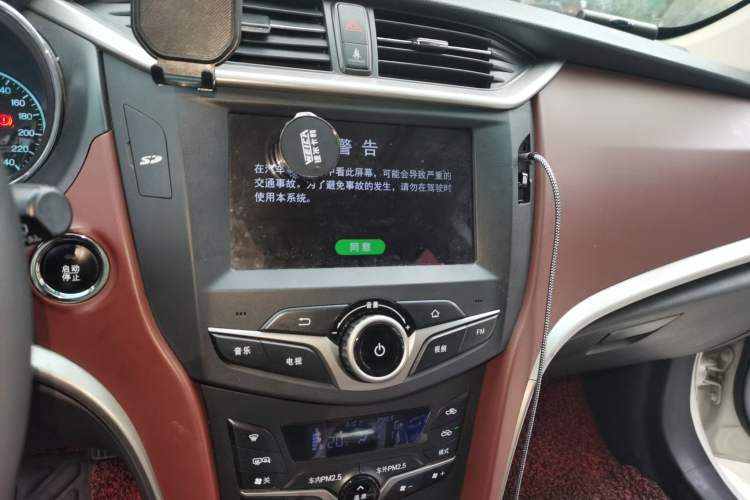 Used BYD G5 2014 1.5TID Automatic Prestige Model Audio And AC Panel