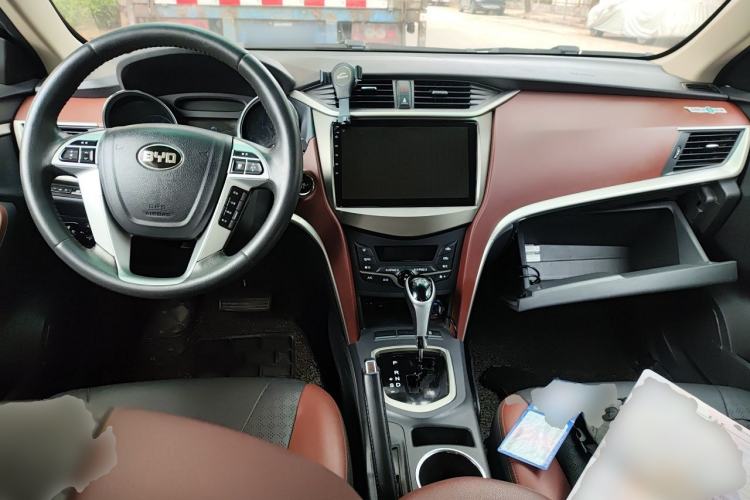 Used BYD G5 2014 1.5TID Automatic Prestige Model Center Console