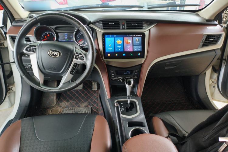 Used BYD G5 2014 1.5TID Automatic Prestige Model Center Console