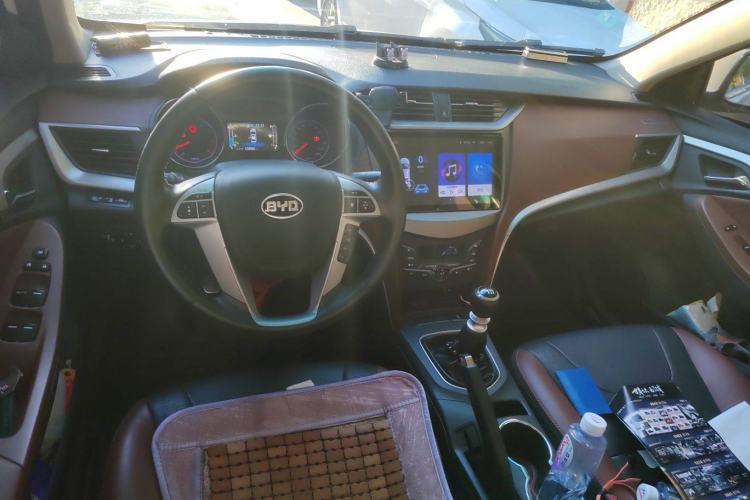 Used BYD G5 2014 1.5TI Manual Luxury Edition Center Console