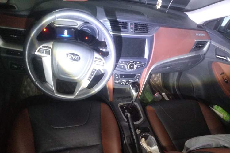 Used BYD G5 2014 1.5TID Automatic Prestige Model Center Console
