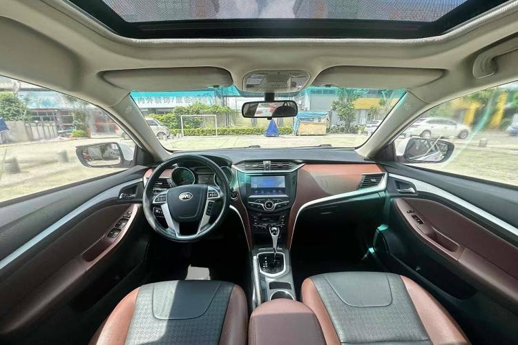 Used BYD G5 2014 1.5TID Automatic Prestige Model Center Console