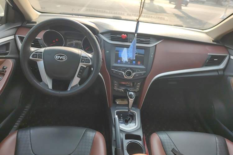 Used BYD G5 2014 1.5TID Automatic Prestige Model Center Console
