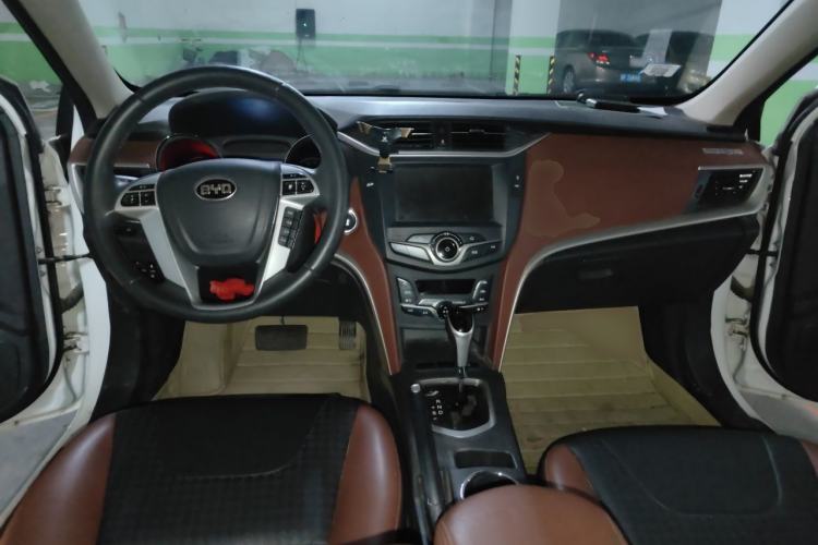 Used BYD G5 2014 1.5TID Automatic Prestige Model Center Console