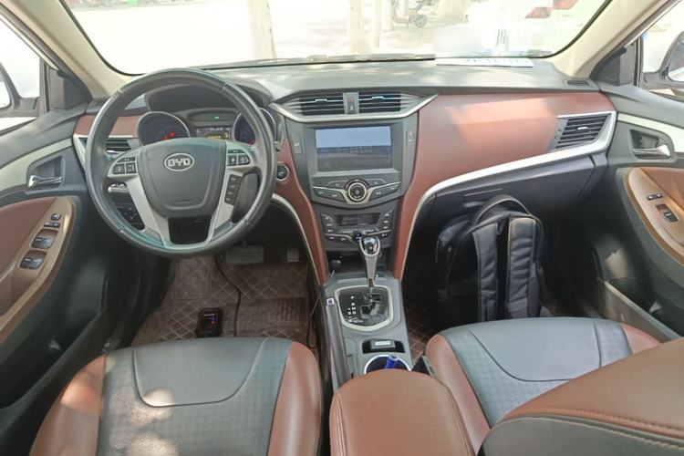 Used BYD G5 2014 1.5TID Automatic Prestige Model Center Console