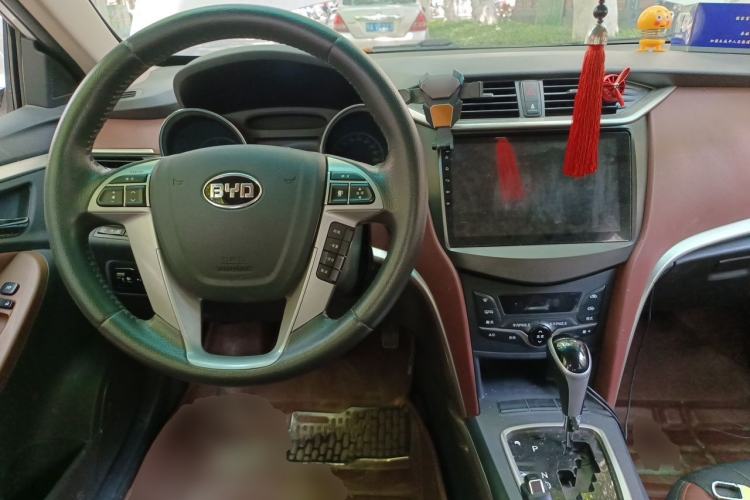 Used BYD G5 2014 1.5TID Automatic Prestige Model Center Console