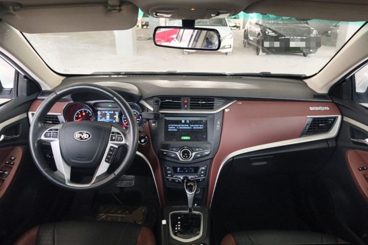 Used BYD G5 2014 1.5TID Automatic Prestige Model Center Console