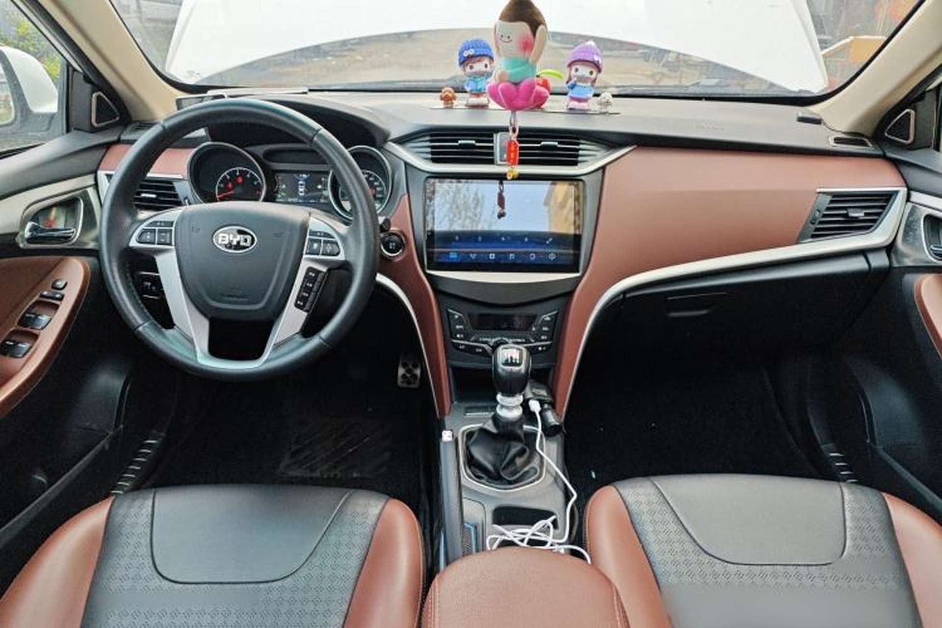Used BYD G5 2014 1.5TI Manual Luxury Edition Center Console