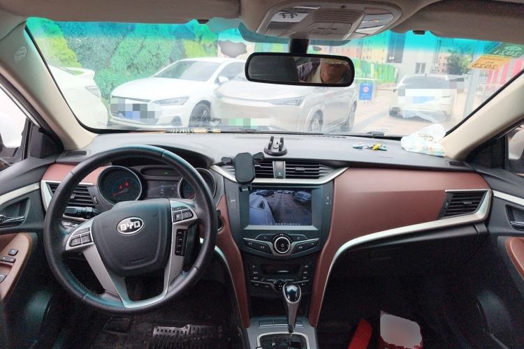 Used BYD G5 2014 1.5TID Automatic Prestige Model Center Console