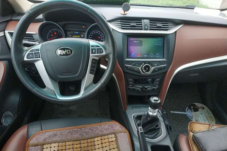 Used BYD G5 2014 1.5TI Manual Luxury Edition Center Console