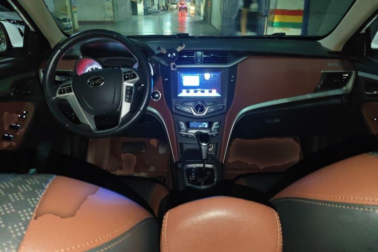 Used BYD G5 2014 1.5TID Automatic Prestige Model Center Console