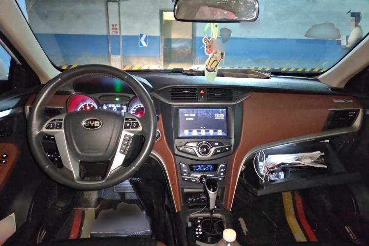Used BYD G5 2014 1.5TID Automatic Prestige Model Center Console