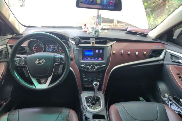 Used BYD G5 2014 1.5TID Automatic Flagship Model Center Console