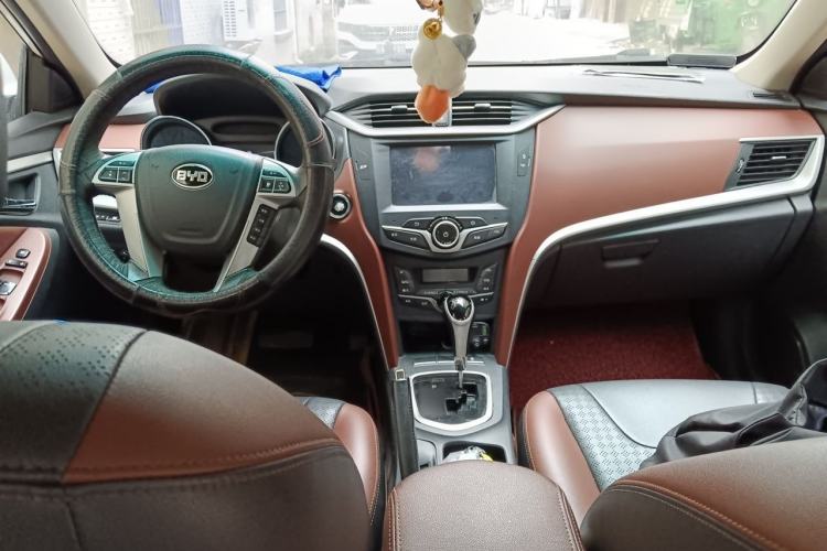 Used BYD G5 2014 1.5TID Automatic Prestige Model Center Console