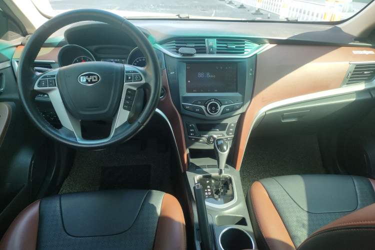 Used BYD G5 2014 1.5TID Automatic Prestige Model Center Console