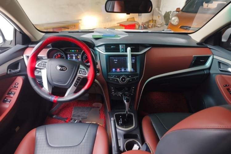 Used BYD G5 2014 1.5TID Automatic Prestige Model Center Console