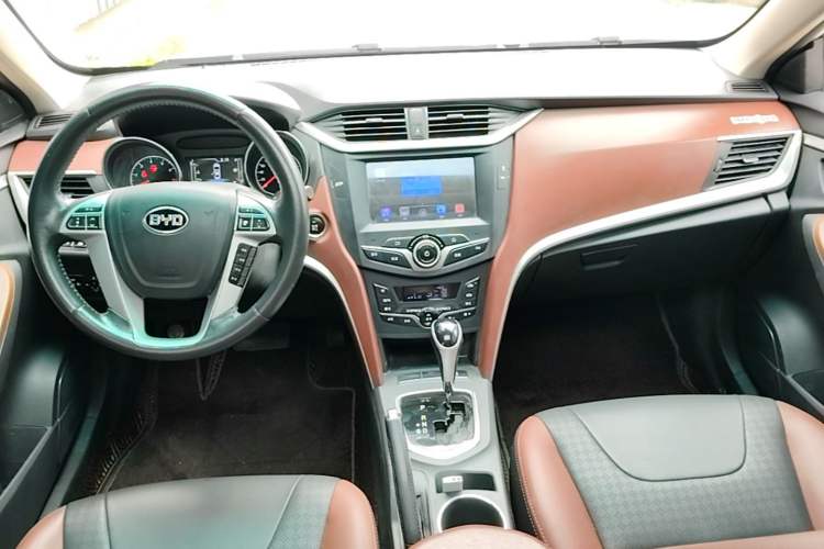 Used BYD G5 2014 1.5TID Automatic Prestige Model Center Console