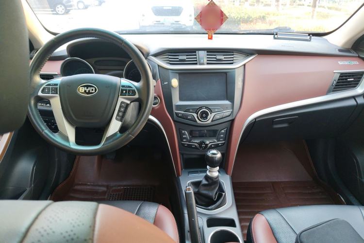 Used BYD G5 2014 1.5TI Manual Luxury Edition Center Console