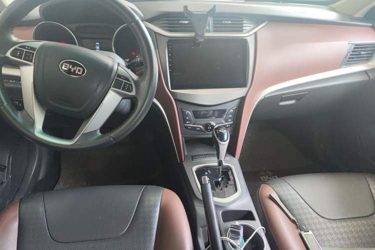 Used BYD G5 2014 1.5TID Automatic Luxury Version Center Console