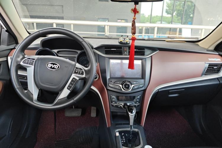 Used BYD G5 2014 1.5TID Automatic Prestige Model Center Console