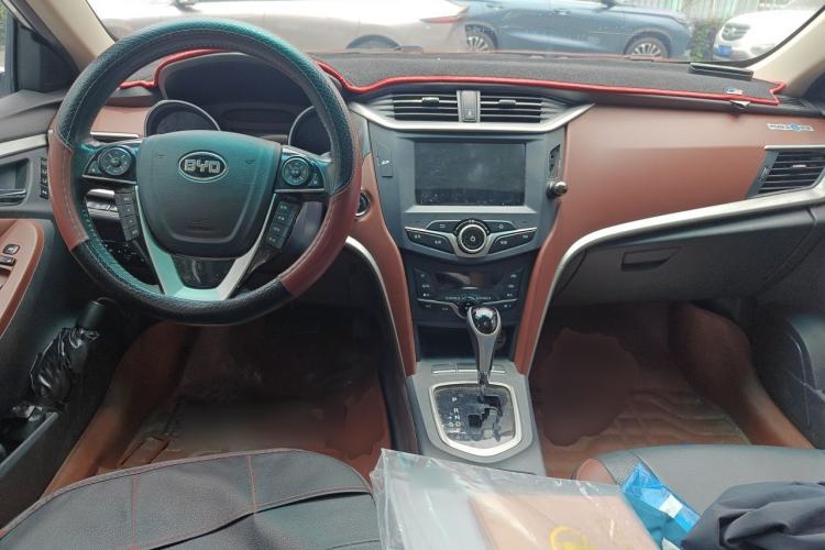 Used BYD G5 2014 1.5TID Automatic Flagship Model Center Console