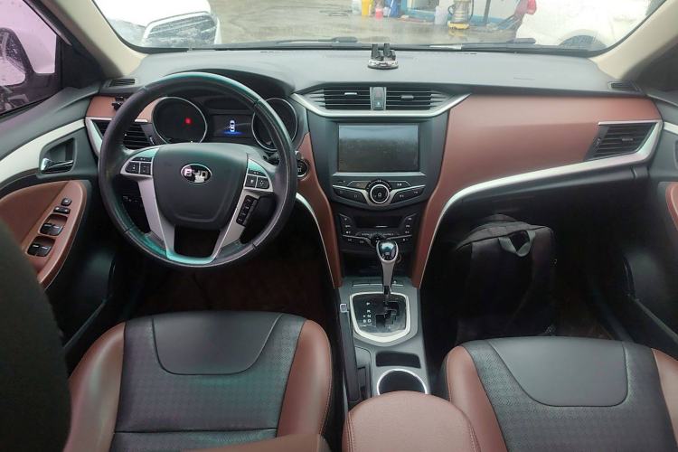 Used BYD G5 2014 1.5TID Automatic Prestige Model Center Console